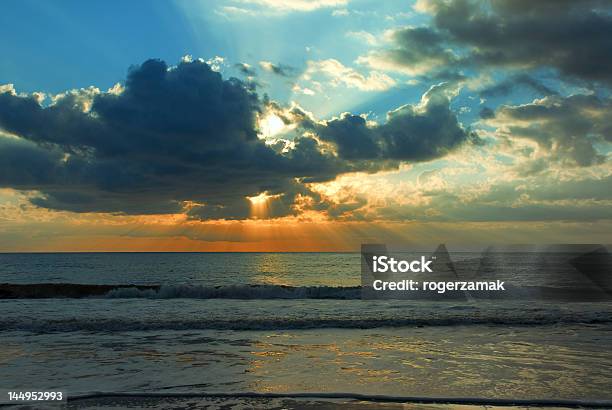 Pôr Do Sol Na Praia - Fotografias de stock e mais imagens de Anoitecer - Anoitecer, Ao Ar Livre, Areia