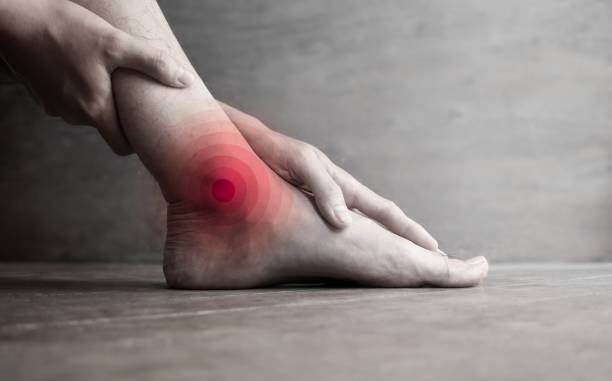 아시아 남자 발목 관절과 발의 염증. 관절통, 골관절염 또는 통풍의 개념. - rheumatic 뉴스 사진 이미지