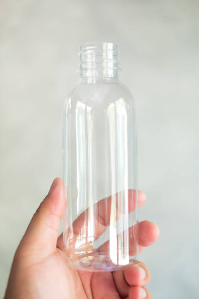 mão segurando garrafa de água de plástico vazia - transparent ideas lid glass - fotografias e filmes do acervo