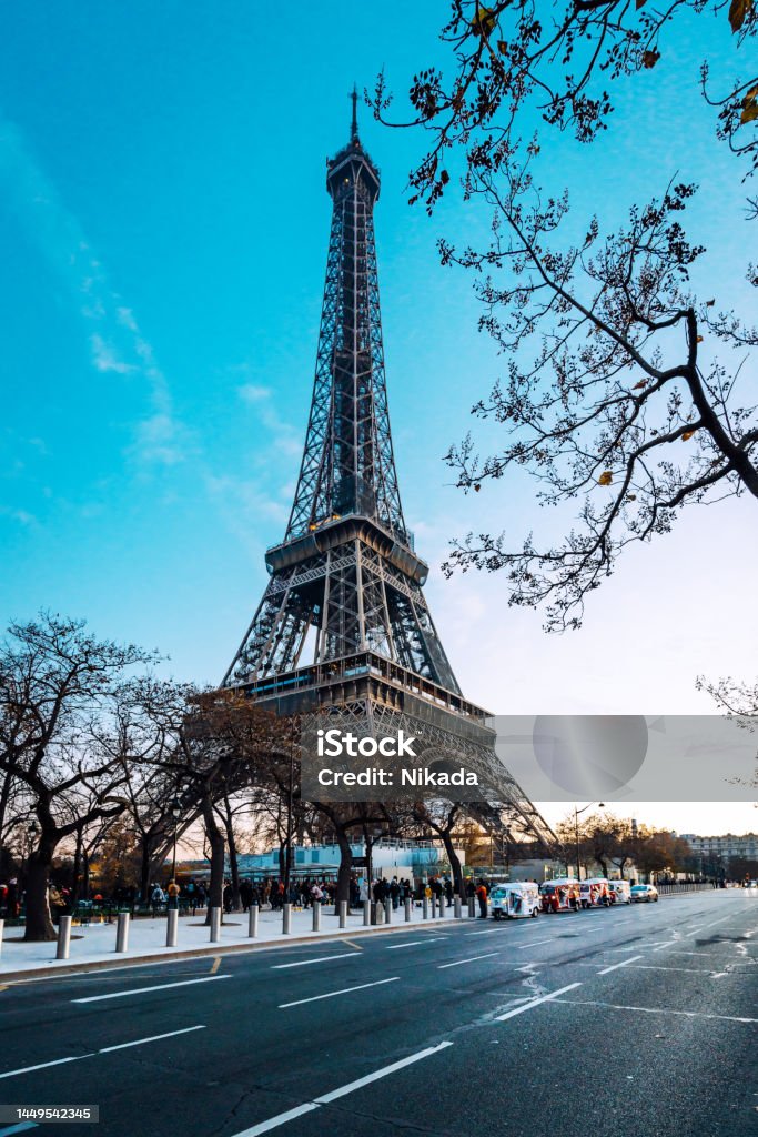 ชมหอไอเฟล (Eiffel Tower) อันโดดเด่น, ปารีส, ฝรั่งเศส - ไม่มีค่าลิขสิทธิ์ ปารีส - ประเทศฝรั่งเศส ภาพสต็อก