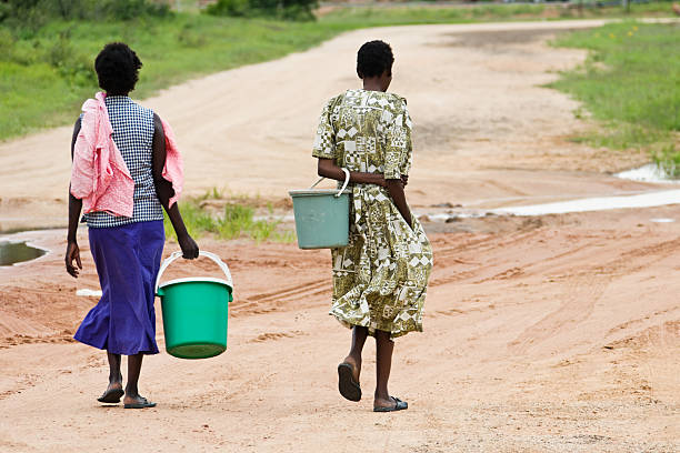 水 - africa african descent women poverty ストックフォトと画像