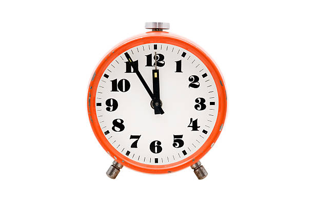 alarme relógio velho isolado - 5 minutes to 12 - fotografias e filmes do acervo