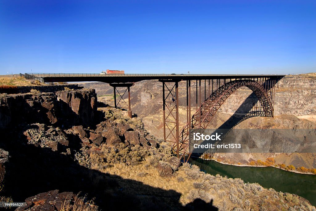 Tráfico en Bridge - Foto de stock de Camión articulado libre de derechos