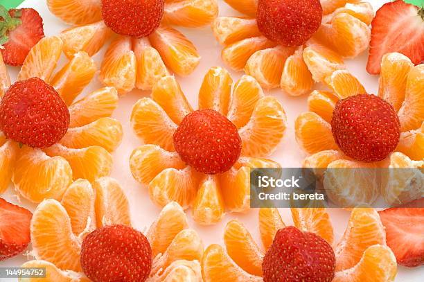 Frutas Frescas Fresas Y Tangerines Foto de stock y más banco de imágenes de Alimento - Alimento, Baya, Botánica