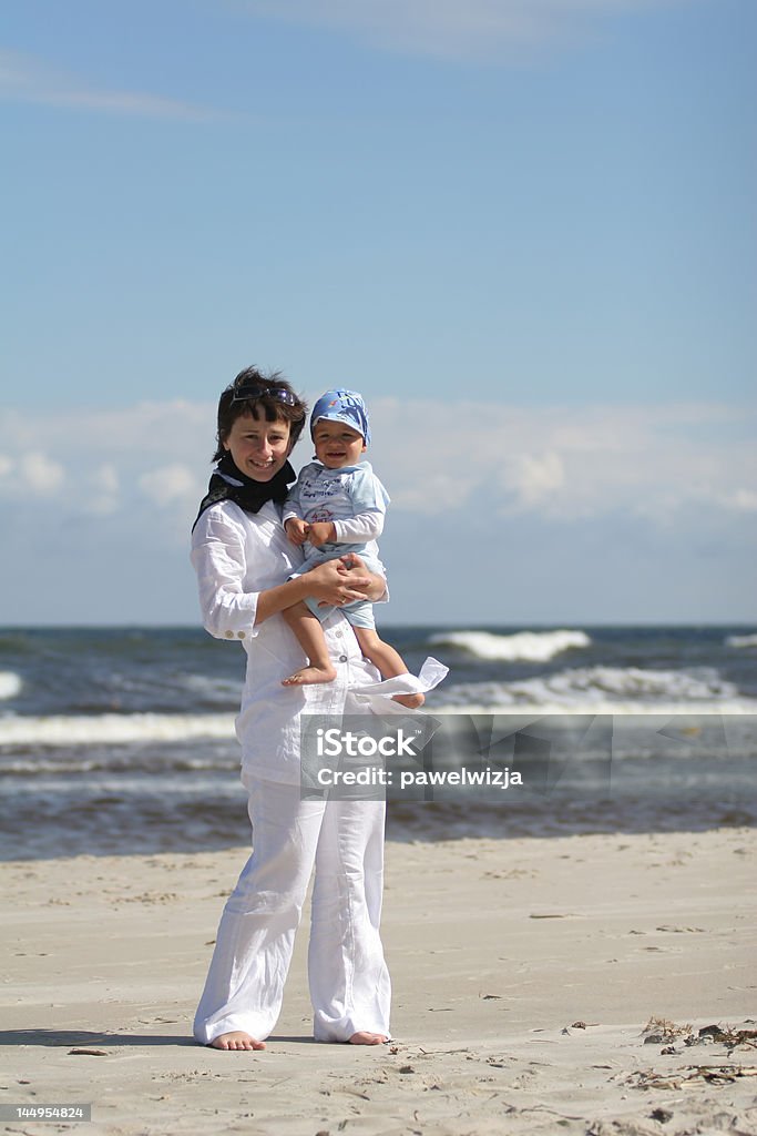 Madre, que abrazan su hijo - Foto de stock de Abrazar libre de derechos