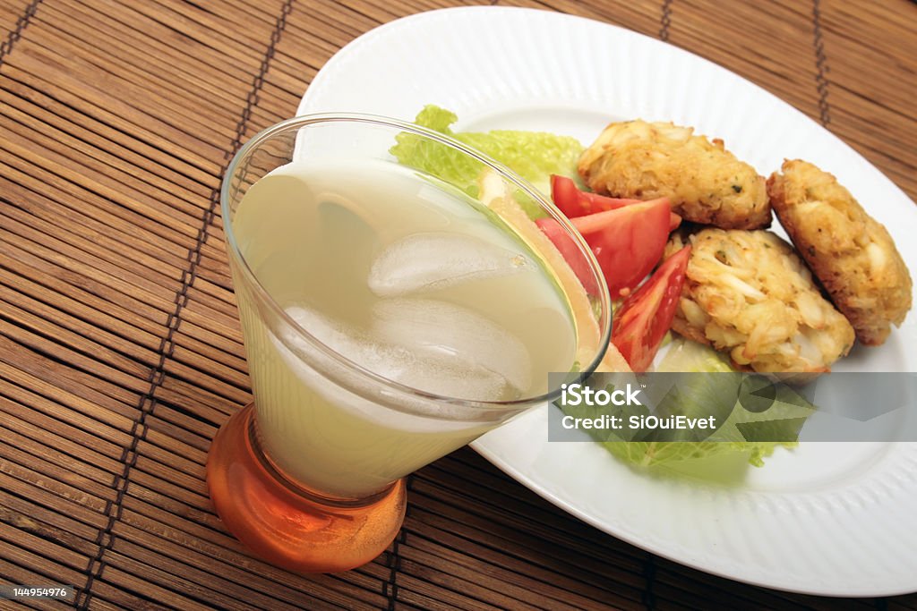 Bebida refrescante e delicioso bolo de caranguejo refeição - Foto de stock de Alface royalty-free