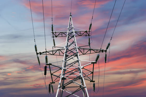 electricity pylon (high voltage power line) against the background of a romantic evening sky - torre de transmissão de eletricidade imagens e fotografias de stock