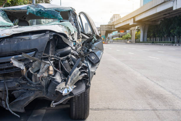 autounfall auf der straße, beschädigte autos nach kollision in der stadt - autounfall stock-fotos und bilder