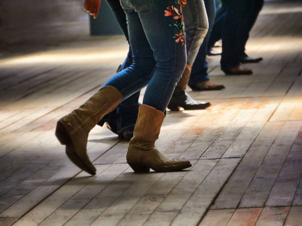 nahaufnahme der beine des traditionellen westlichen volkstanzes unter der musik - cowgirl stock-fotos und bilder