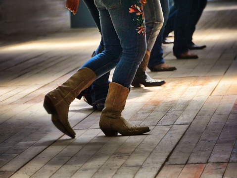 Primer plano de las piernas de la danza folclórica occidental tradicional bajo la música photo