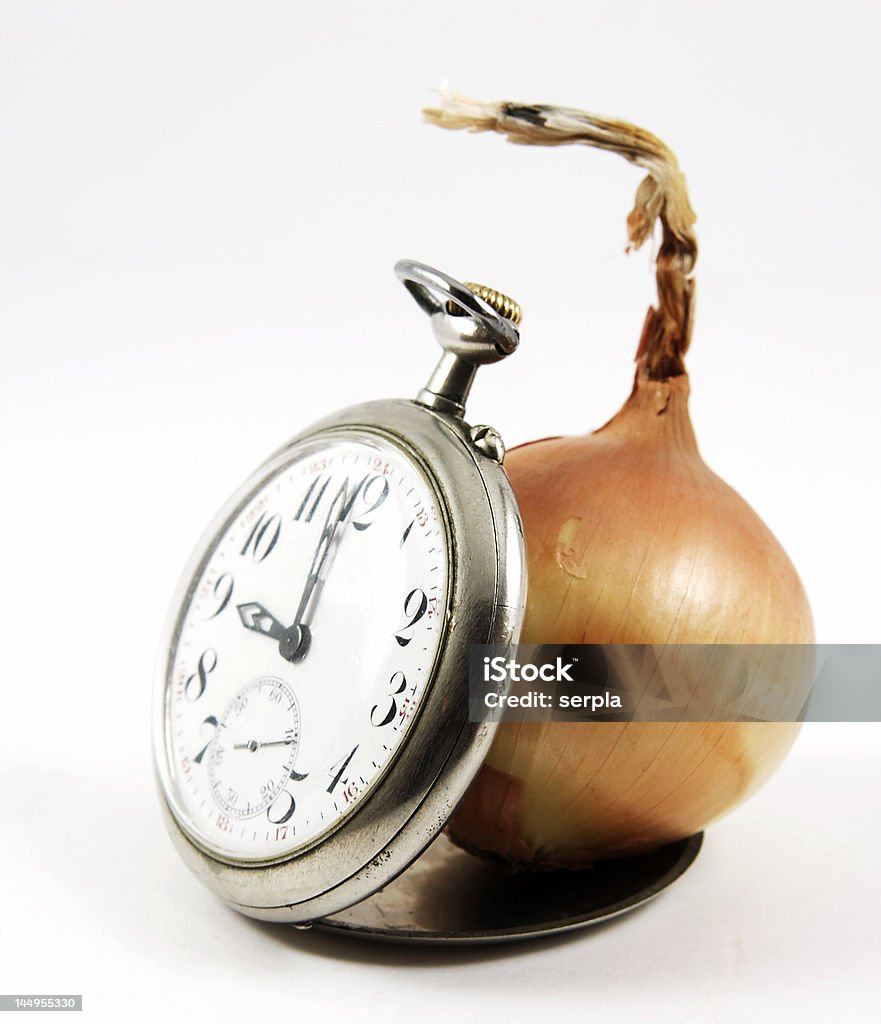 Relógio velho isolado e cebola - Foto de stock de Admiração royalty-free