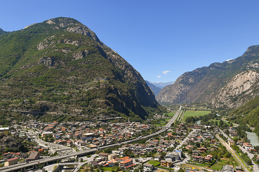 Vista elevada del valle de Arnad desde Fort Bard, con el pueblo de Hone y Dora Baltea River en verano, Valle de Aosta, Italia photo