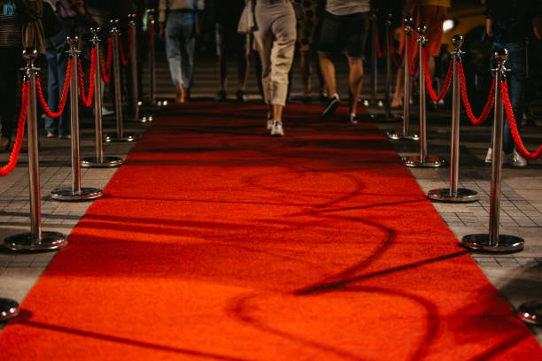 red carpet event bei nacht - roter teppich stock-fotos und bilder