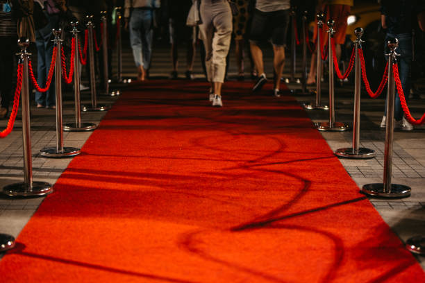 red carpet event at night - tapete vermelho imagens e fotografias de stock