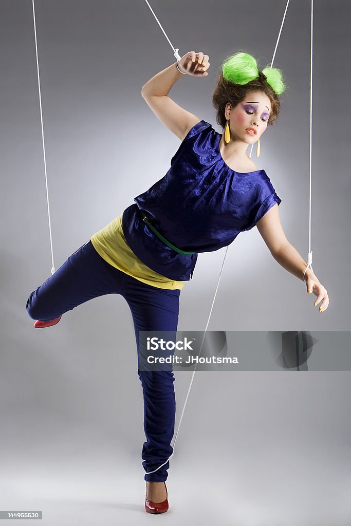 Chica joven mostrando color de moda en estudio como un payaso - Foto de stock de Marioneta de hilo libre de derechos