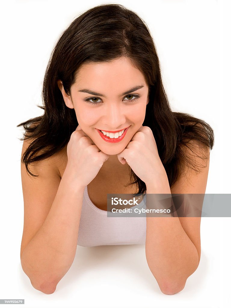 Bella sorridente Appoggiato sui gomiti Brunette - Foto stock royalty-free di Abbigliamento casual
