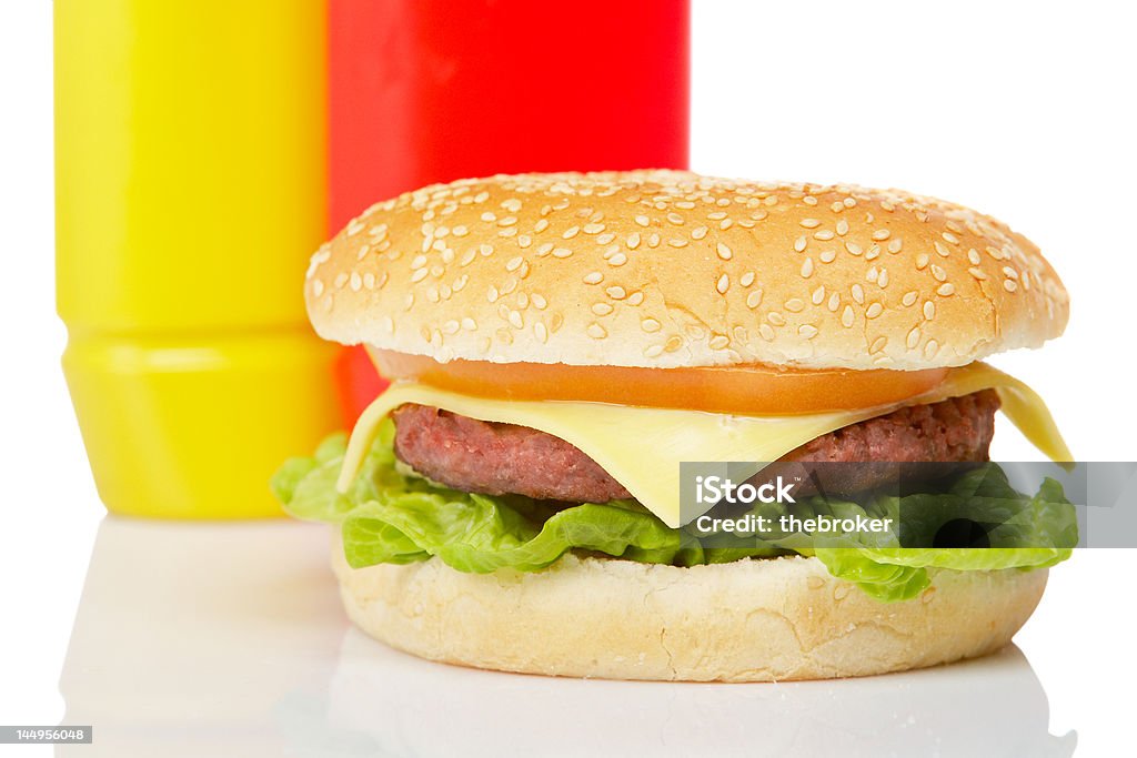 Cheeseburger com mostarda e Molho de Tomate - Royalty-free Alface Foto de stock