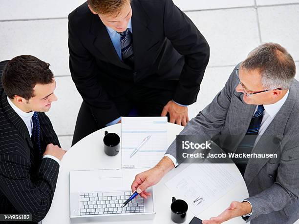 Vista De Ângulo Elevado De Pessoas De Negócios Trabalhando Em Conjunto - Fotografias de stock e mais imagens de Adulto