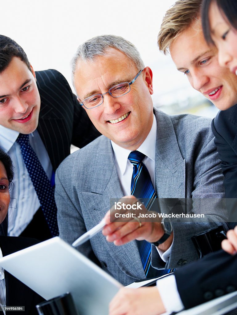Четыре различных деловых людей с планшета - Стоковые фото Семинар роялти-фри