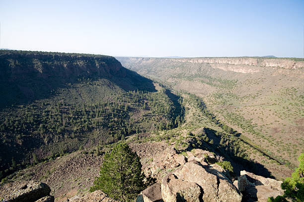 rio grande река gorge, возле taos нью-мексико, terminator salvation - rio grande new mexico river valley стоковые фото и изображения