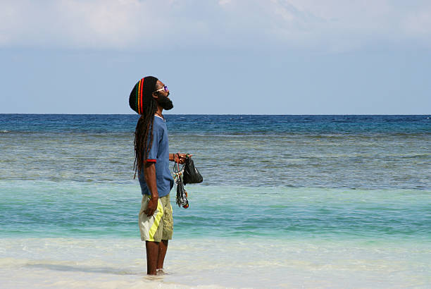 jamaïcain homme donnant sur la mer - jamaican culture photos et images de collection
