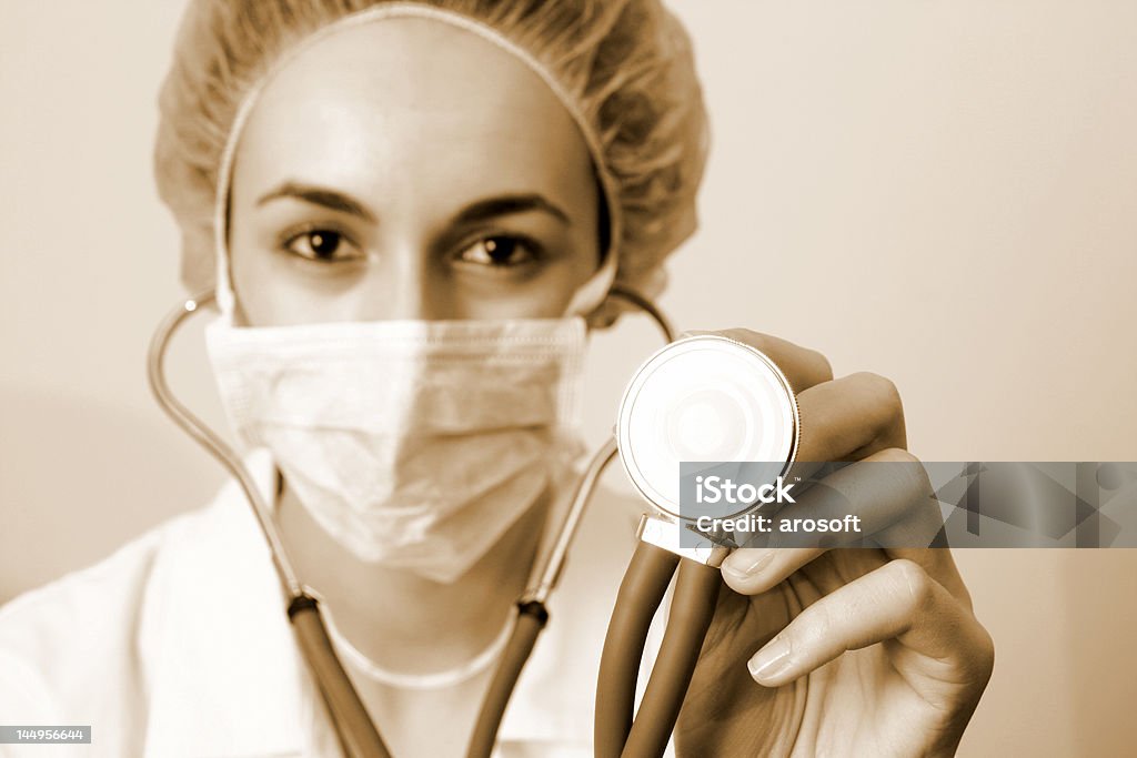 Retrato de un joven médico con un estetoscopio. - Foto de stock de 20-24 años libre de derechos