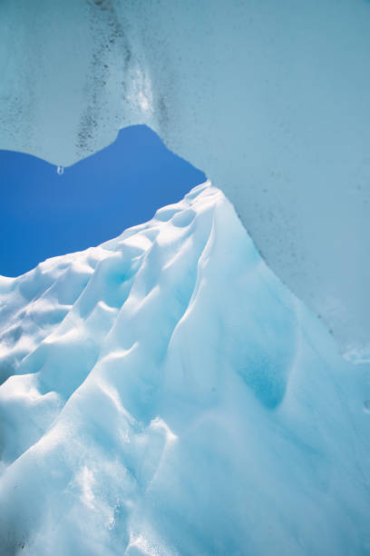 빙하 얼음 동굴 밖을 깊고 푸른 하늘로 바라보며 - ice new zealand cave adventure 뉴스 사진 이미지