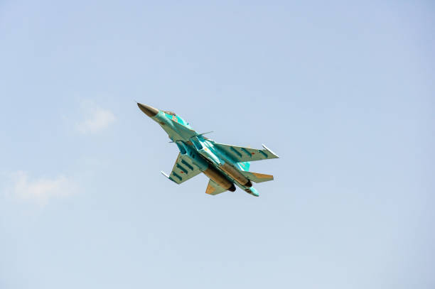 100e anniversaire de l’armée de l’air russe. le chasseur-bombardier supersonique russe multifonctionnel de première ligne su-34 (fullback) de quatre générations effectue un vol de démonstration. - airplane stunt yellow flying photos et images de collection