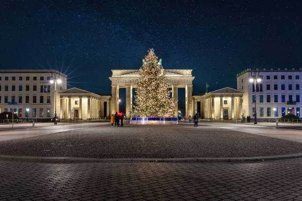 the brandenburger tor in berlin mitte during a winter night with a christmas tree - winter city germany brandenburg imagens e fotografias de stock