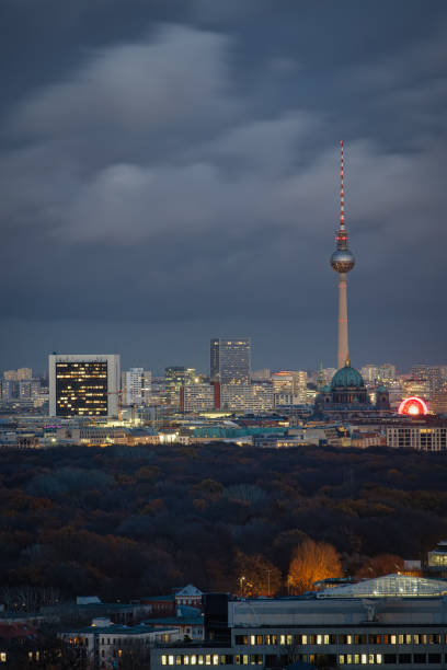 освещенный горизонт берлина митте, германия - berlin germany overcast dramatic sky skyline стоковые фото и изображения