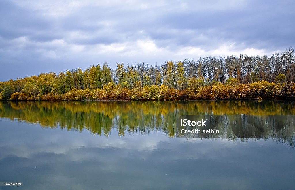 Outono. O rivers Pojma antes de uma chuva. - Royalty-free Ajardinado Foto de stock