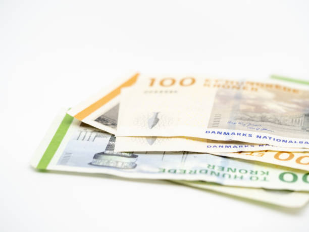 датские банкноты на белом фоне - danish currency стоковые фото и изображения