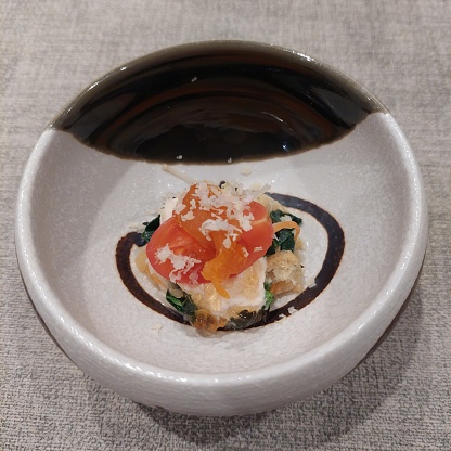 This is a dish from a sushi omakase(a chef-selected menu) restaurant.