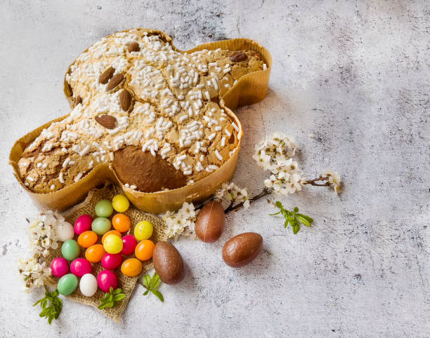 colomba italiana di colomba di pasqua su sfondo strutturato grigio - breakfast easter yellow easter egg foto e immagini stock