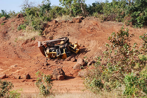 chantier de construction accident - sub saharan africa photos et images de collection