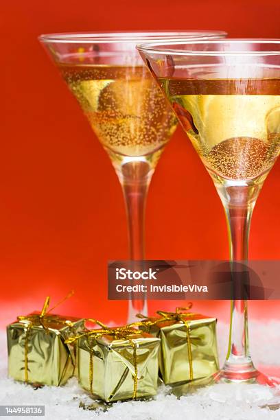 グラスのシャンパンとギフトボックス - お祝いのストックフォトや画像を多数ご用意 - お祝い, アルコール飲料, カクテル