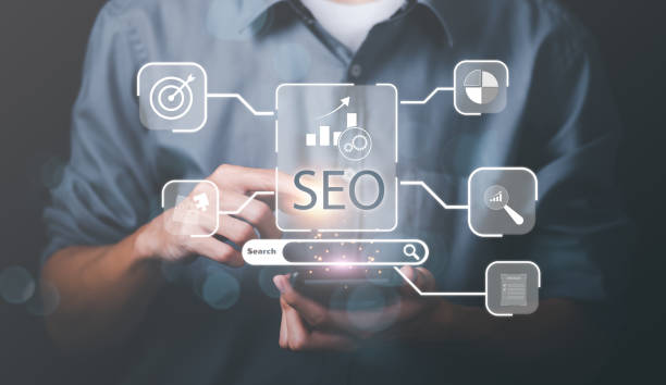 Marketer showing SEO concept through virtual icons , optimization analysis tools, search engine rankings, social media sites based on results analysis data ,Website rankings for best results marketer que muestra el concepto de seo a través de iconos virtuales, herramientas de análisis de optimización, clasificaciones de motores de búsqueda, sitios de redes sociales basados en datos de análisis de resultados, clasificaciones de sitios web