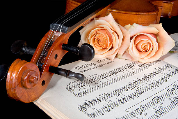 cadenas de bodas - musical instrument violin sheet music music fotografías e imágenes de stock
