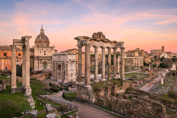 roma, italia en el histórico foro romano - imperial italy rome roman forum fotografías e imágenes de stock