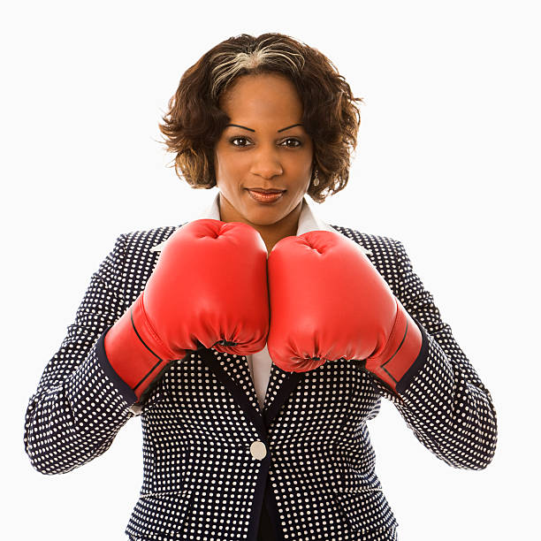 femme d'affaires dans les gants de boxe. - women business strength boxing photos et images de collection