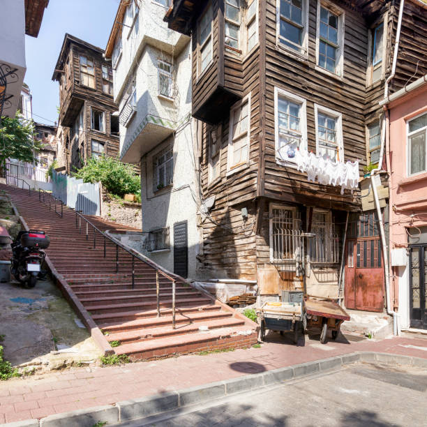 antiguas casas tradicionales de madera y piedra, y escalera de piedra, en el antiguo barrio de balat, en un día de verano, estambul, turquía - staircase steps istanbul turkey fotografías e imágenes de stock