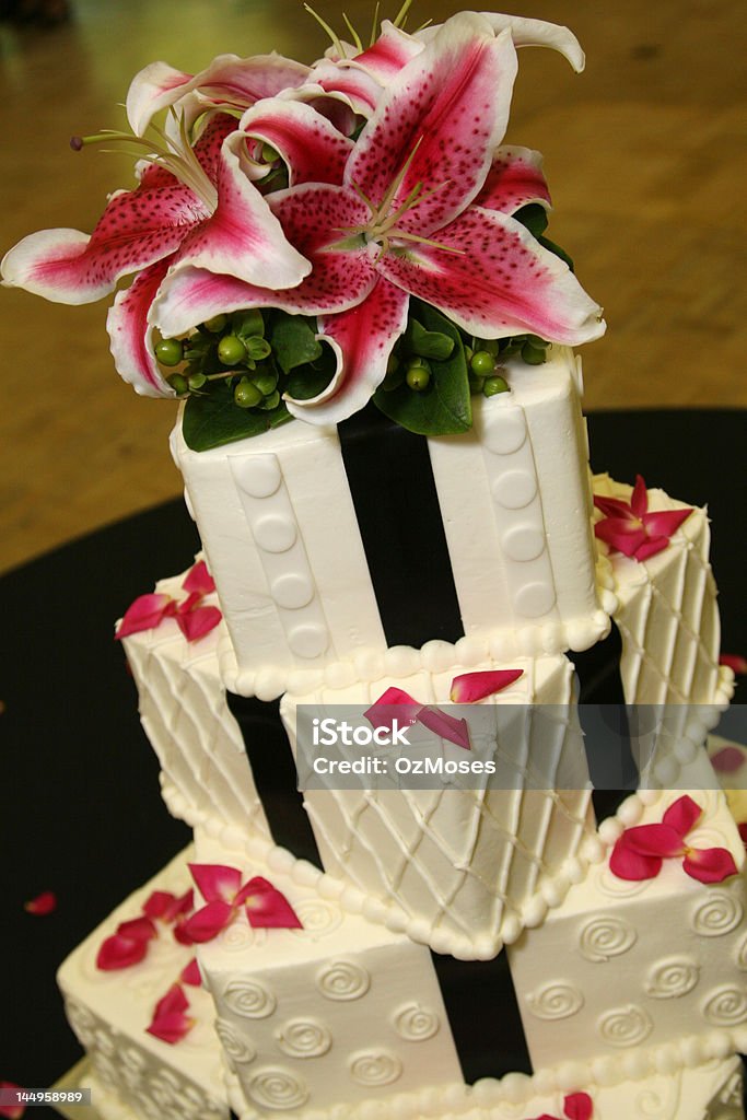 Splendida torta nuziale con fiori - Foto stock royalty-free di Composizione verticale