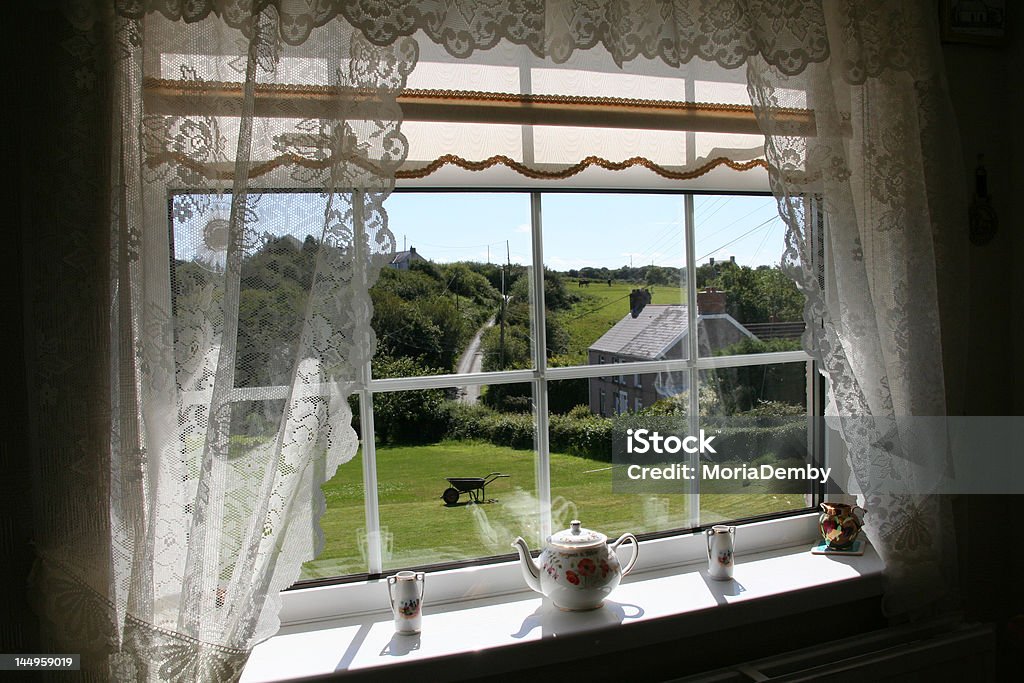 Vista dalla finestra di un paese - Foto stock royalty-free di Interno di casa