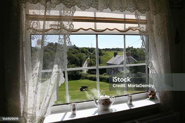 Vista Dalla Finestra Di Un Paese - Fotografie stock e altre immagini di Interno di casa - Interno di casa, Scena non urbana, Bianco