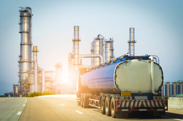 transport ropy samochodem ciężarowym w rafinerii ropy naftowej, petrochemicznej - truck fuel tanker oil semi truck zdjęcia i obrazy z banku zdjęć