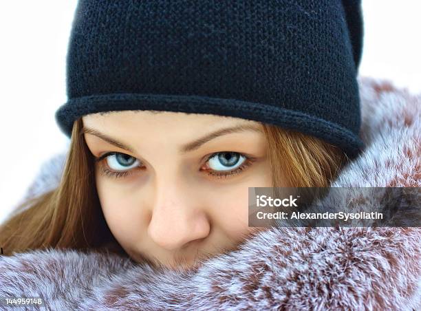 Ragazza Inverno In Pelliccia - Fotografie stock e altre immagini di Abbigliamento casual - Abbigliamento casual, Abiti pesanti, Accessorio personale