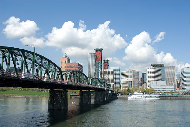 istock Hawthorne bridge, portland OR 144959233