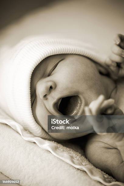 Neonato - Fotografie stock e altre immagini di Bebé - Bebé, Caucasico, Viraggio seppia