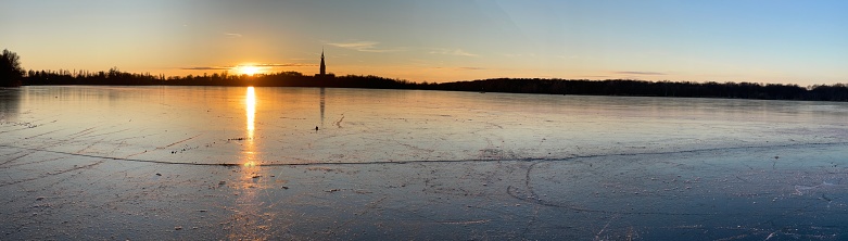 Bevroren meer in Nederland met schaatsers