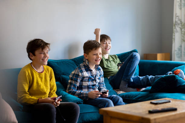 giocare insieme nel salone - video game family child playful foto e immagini stock